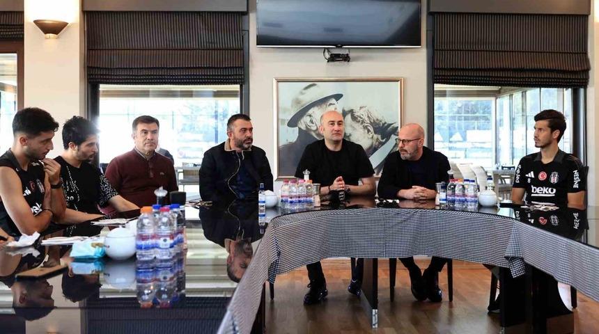 Beşiktaş'ta kritik toplantı! Başkan Hüseyin Yücel, futbolcularla bir araya geldi! 