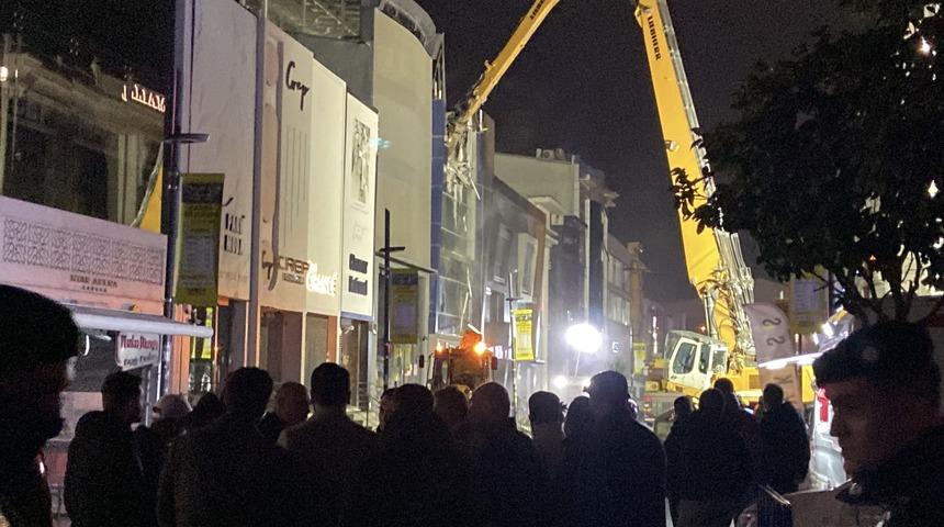 Güngören'de çöken binanın enkazında kalan işçiyi arama çalışmaları sürüyor! İtfaiye eri yaralandı