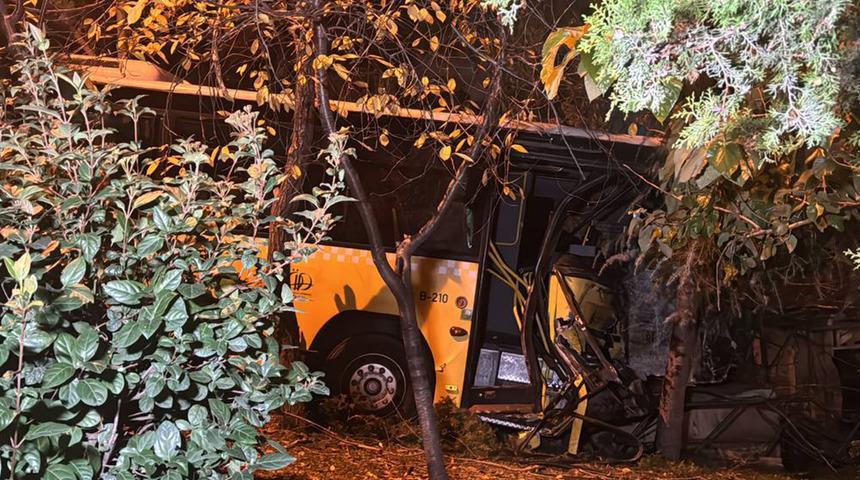 Yer: İstanbul! Özel halk otobüsü park halindeki kamyona çarptı