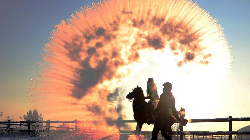 O il adeta buz tuttu! -25,3'ü gördü havaya atılan sıcak su saniyesinde kar oldu... Erzurum ziyaretçilerine görsel şölen yarattı 