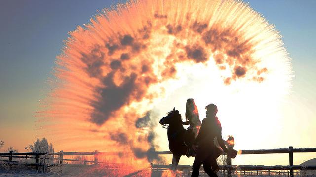 O il adeta buz tuttu! -25,3'ü gördü havaya atılan sıcak su saniyesinde kar oldu... Erzurum ziyaretçilerine görsel şölen yarattı 