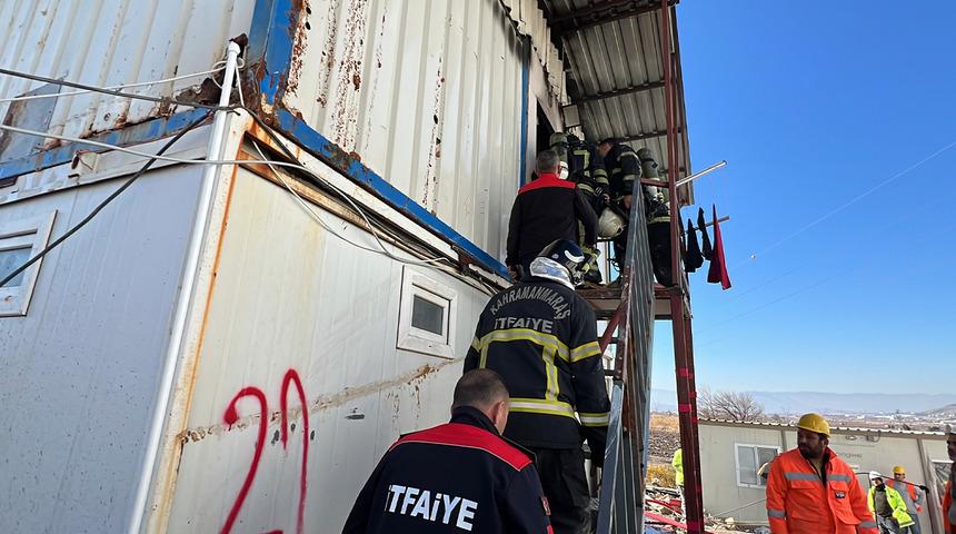 Yaklaşık 400 kişi kalıyordu... Hastane inşaatında işçilerin kaldığı konteynerde yangın çıktı! 