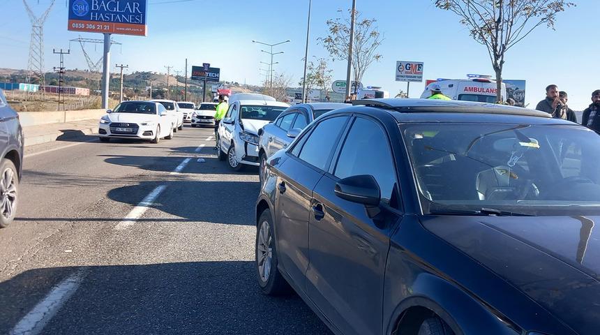 Diyarbakır’da 4 otomobil zincirleme kazaya karıştı: 2’si ağır, 8 yaralı 