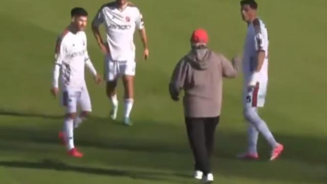 Karşıyaka maçında inanılmaz olay! Mustafa Reşit Akçay, yedikleri golün ardından sahanın ortasına doğru koştu ve...