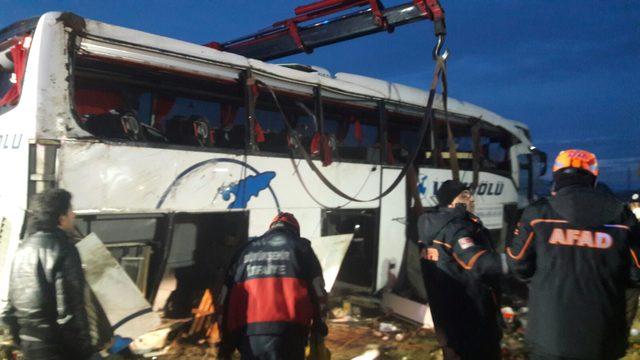 Van'da yolcu otobüsü devrildi: 2 ölü, 21 yaralı