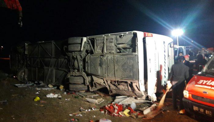 Van'da yolcu otobüsü devrildi: 2 ölü, 21 yaralı