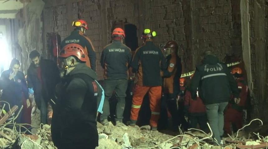 Güngören’de çöken binada enkaz altında kalan işçiye ulaşıldı