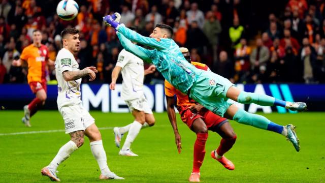 Galatasaray, şut bombardımanında tuttu! Berke Özer geçit vermedi... Süper Lig rekoru kırdı! 