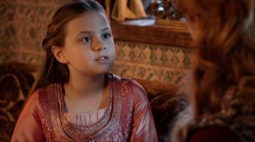 Muhteşem Yüzyıl'ın Mihrimah Sultan'ı Melis Mutluç, Kim Milyoner Olmak İster'de ortaya çıktı... Yeni mesleği şaşırttı