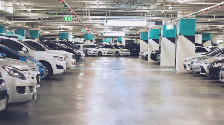 4 saat 46 dakika sonra aracının başına döndü, ödediği para şaşkınlık yarattı... İstanbul'daki otopark ücreti gündem oldu
