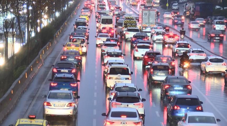 İstanbul güne yine yoğunlukla başladı! Araçlar durma noktasına geldi