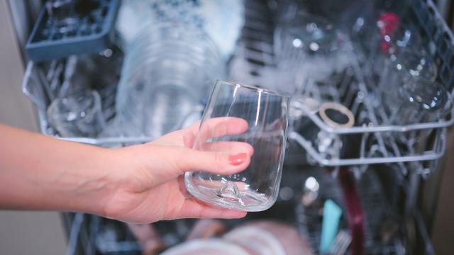 Bulaşık makinesi parlatıcı nereye, ne kadar konur? Bulaşık makinesi parlatıcı yeri ve ayarı