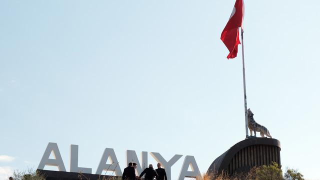 Alanya'da 'bayrak tutan bozkurt heykeli' tartışması: MHP'liler tepki gösterdi, belediyeden açıklama geldi