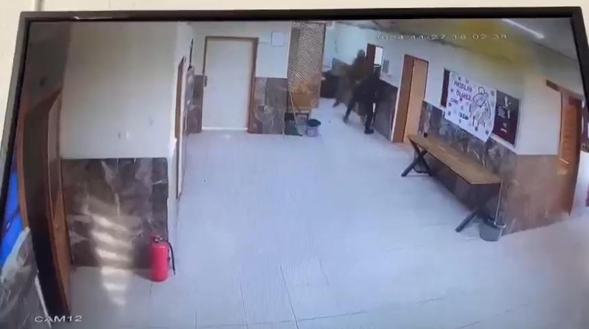 Okulu bastı! Kardeşinin tartıştığı 2 öğretmeni tekme tokat dövdü