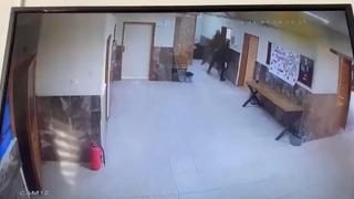 Okulu bastı! Kardeşinin tartıştığı 2 öğretmeni tekme tokat dövdü