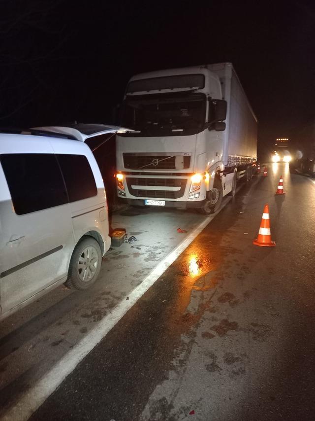 Edirne'de arızalanan tırından inen sürücü, başka bir tırın çarpması sonucu öldü