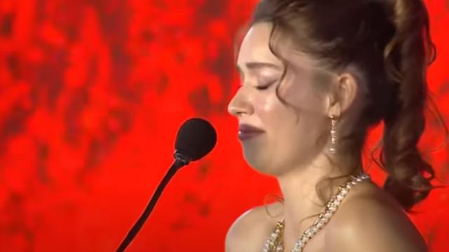 Yalı Çapkını'nın Seyran'ı Afra Saraçoğlu ödülünü alırken bir anda ağlamaya başladı