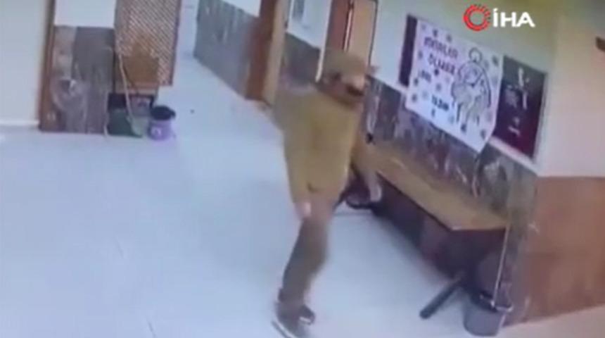 Kardeşi tartıştı diye okulu bastı... 2 öğretmeni tekme tokat darp etti! O anlar saniye saniye güvenlik kamerasına yansıdı