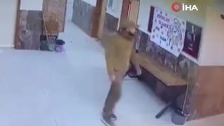 Kardeşi tartıştı diye okulu bastı... 2 öğretmeni tekme tokat darp etti! O anlar saniye saniye güvenlik kamerasına yansıdı