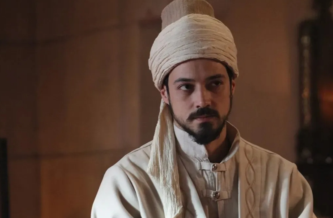 RT&Uuml;K cezası bekleniyordu! Kızıl Goncalar son b&ouml;l&uuml;m&uuml;yle ortalığı yıktı! Kesilen o sahne seyirciyi rahatsız etti!