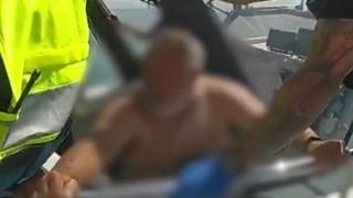 Deniz bir anda kana bulandı! Köpek balığının saldırısından mucizevi bir şekilde kurtuldu: Kollarından ısırmaya başladı...