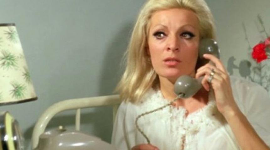 Yeşilçam’ın kötü kadını olarak hafızalara kazınan Lale Belkıs ödül töreninde ortaya çıktı! Yıllara meydan okuyor