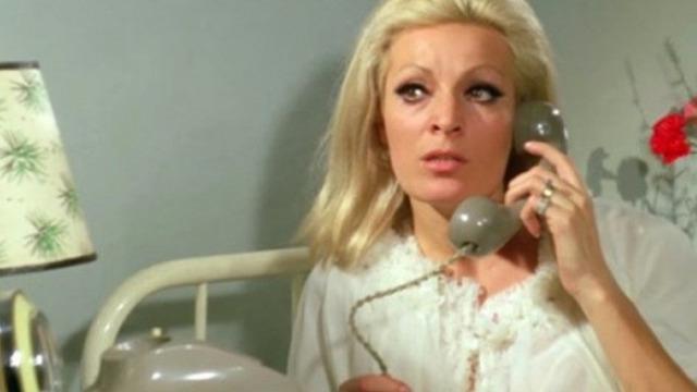 Yeşilçam’ın kötü kadını olarak hafızalara kazınan Lale Belkıs ödül töreninde ortaya çıktı! Yıllara meydan okuyor