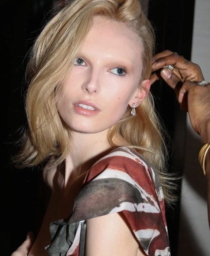 İlk kez trans birey ödül aldı! Törende Türk tasarımcının elbisesini giydi!  G2