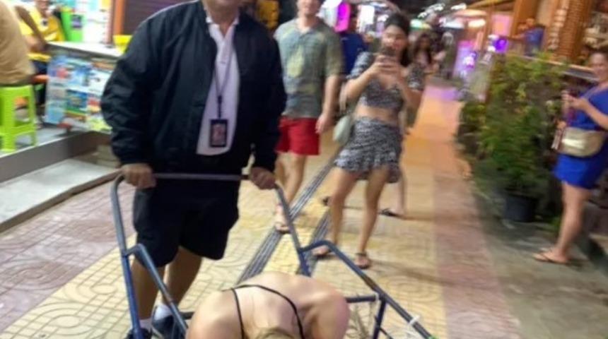 Tayland polisinden sosyal medyada dikkat çeken uygulama! Kaldırımda baygın halde yatan kadınları el arabasına bindirip evlerine götürdü: Bir gören bir daha baktı