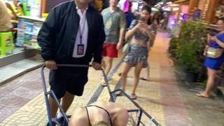 Tayland polisinden sosyal medyada dikkat çeken uygulama! Kaldırımda baygın halde yatan kadınları el arabasına bindirip evlerine götürdü: Bir gören bir daha baktı