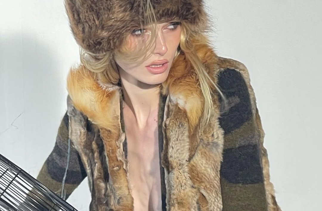 İlk kez trans birey &ouml;d&uuml;l aldı! T&ouml;rende T&uuml;rk tasarımcının elbisesini giydi! 