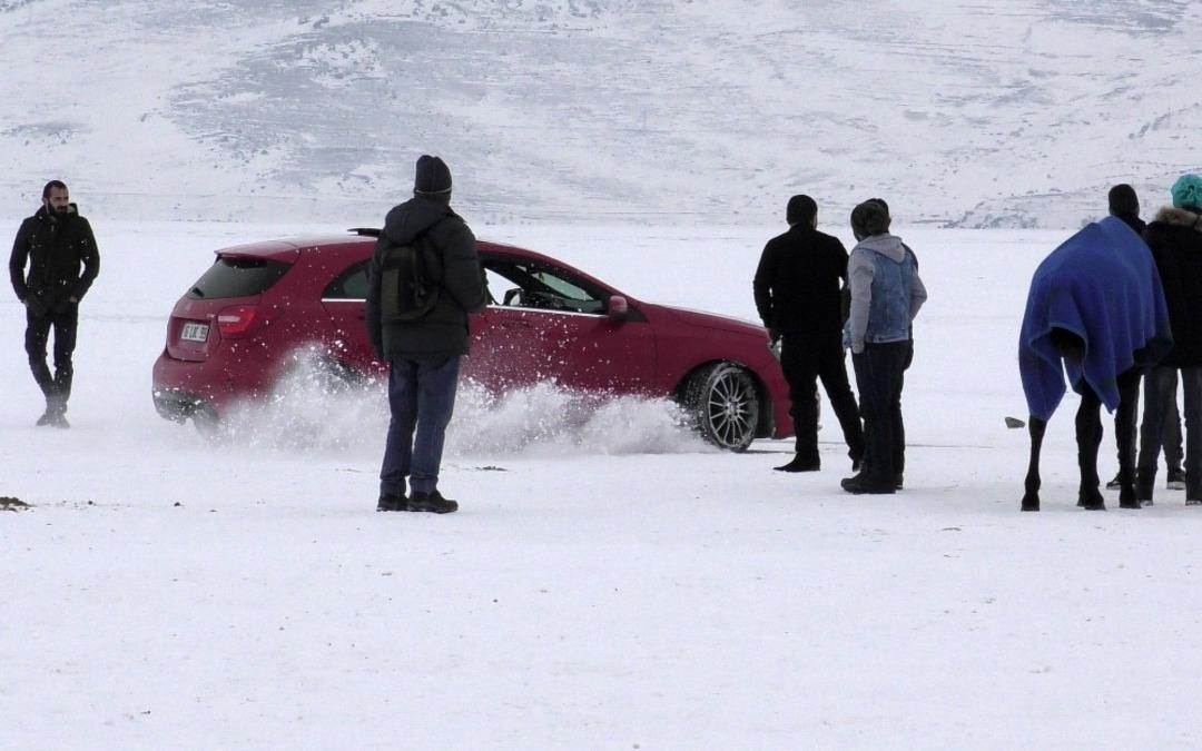 Buz tutan &Ccedil;ıldır G&ouml;l&uuml;nde renkli g&ouml;r&uuml;nt&uuml;ler