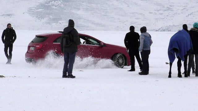 Buz tutan Çıldır Gölünde renkli görüntüler
