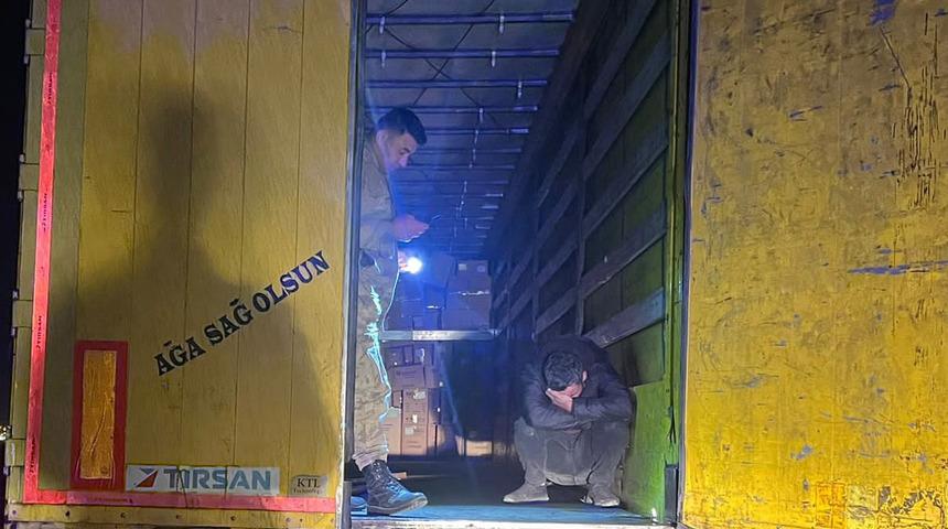 Yol kenarına çektiği tırda kendini astı! Jandarma son anda hayatını kurtardı