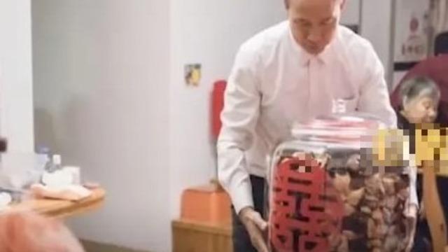 Babanın kızı için hazırladığı çeyiz görenleri şaşkına çevirdi! 20 yıl boyunca biriktirdi: 60 kilogram mandalina kabuğunu hediye etti