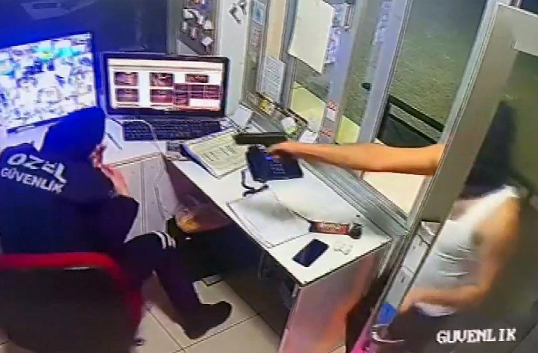 Site magandasının o anları ortaya &ccedil;ıktı! G&uuml;venlik g&ouml;revlisi kadını rehin alıp başına silah dayamıştı...