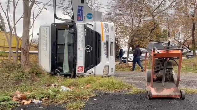 İstanbul - Beylikdüzü'nde yol çöktü, hafriyat kamyonu çukura düştü! Şoför kazada yaralandı...
