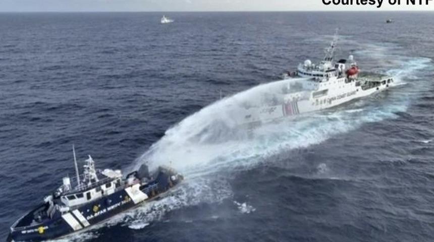 "Tehlikeli bir şekilde yaklaştığı" söylendi önce tazyikli su sıkıldı sonra kasıtlı olarak çarptı! Çin Denizi'nde iki ülke arasında tansiyon arttı