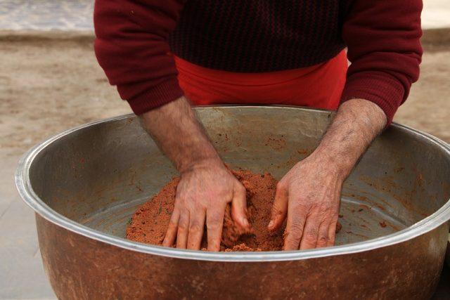35 yıllık &ccedil;iğ k&ouml;fte ustası seyyar tezgahı ile ge&ccedil;imini sağlıyor 1