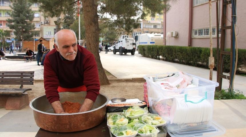 35 yıllık &ccedil;iğ k&ouml;fte ustası seyyar tezgahı ile ge&ccedil;imini sağlıyor
