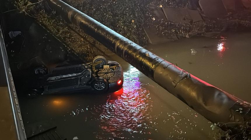 Düzce'de dereye yuvarlanan otomobildeki 2 kişi yaralandı