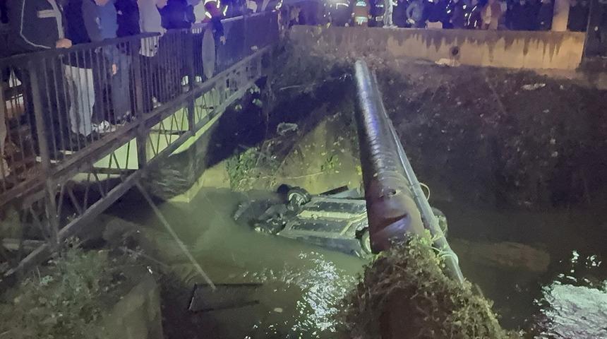 Düzce'de feci kaza! Sürücüsünün direksiyon hakimiyetini kaybettiği otomobil dereye uçtu... 3 kişi yaralandı