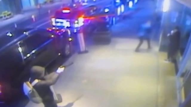 Dünyanın konuştuğu tüyler ürperten 'CEO' suikastı! Olay saniye saniye kamerada: Pusu kurup beklemiş...