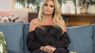 Hayranları pislik içinde yaşayan Katie Price'ı topa tuttu!