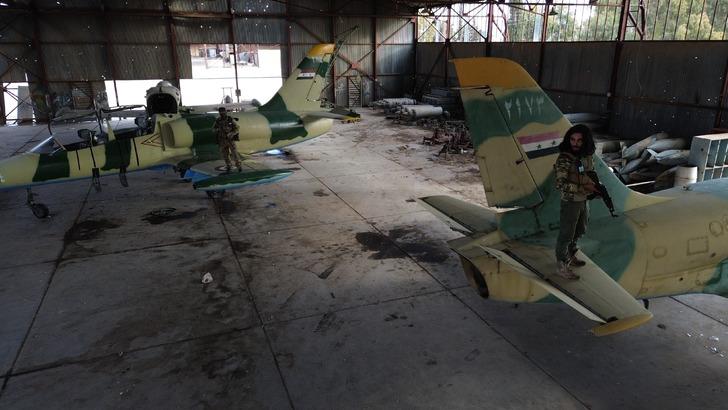 Rejime aitti, terk edip kaçtılar! Dengeleri değiştirecek kareler: 30 savaş uçağı ve 10 helikopter el değiştirdi G1