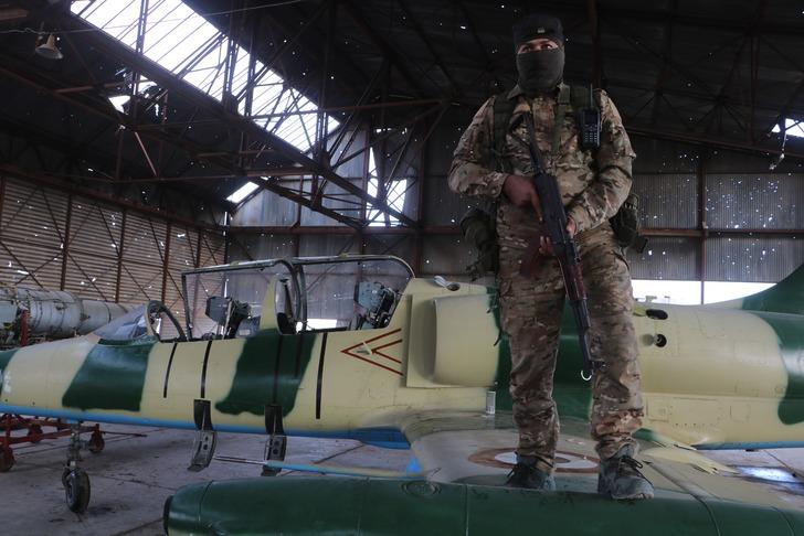 Rejime aitti, terk edip kaçtılar! Dengeleri değiştirecek kareler: 30 savaş uçağı ve 10 helikopter el değiştirdi G2