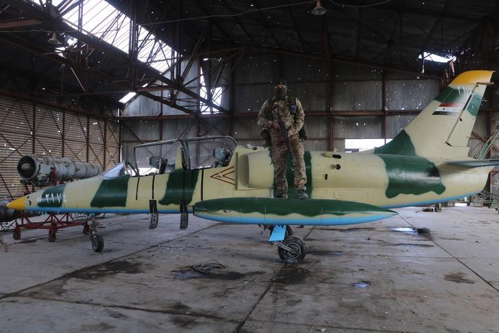 Rejime aitti, terk edip kaçtılar! Dengeleri değiştirecek kareler: 30 savaş uçağı ve 10 helikopter el değiştirdi G4