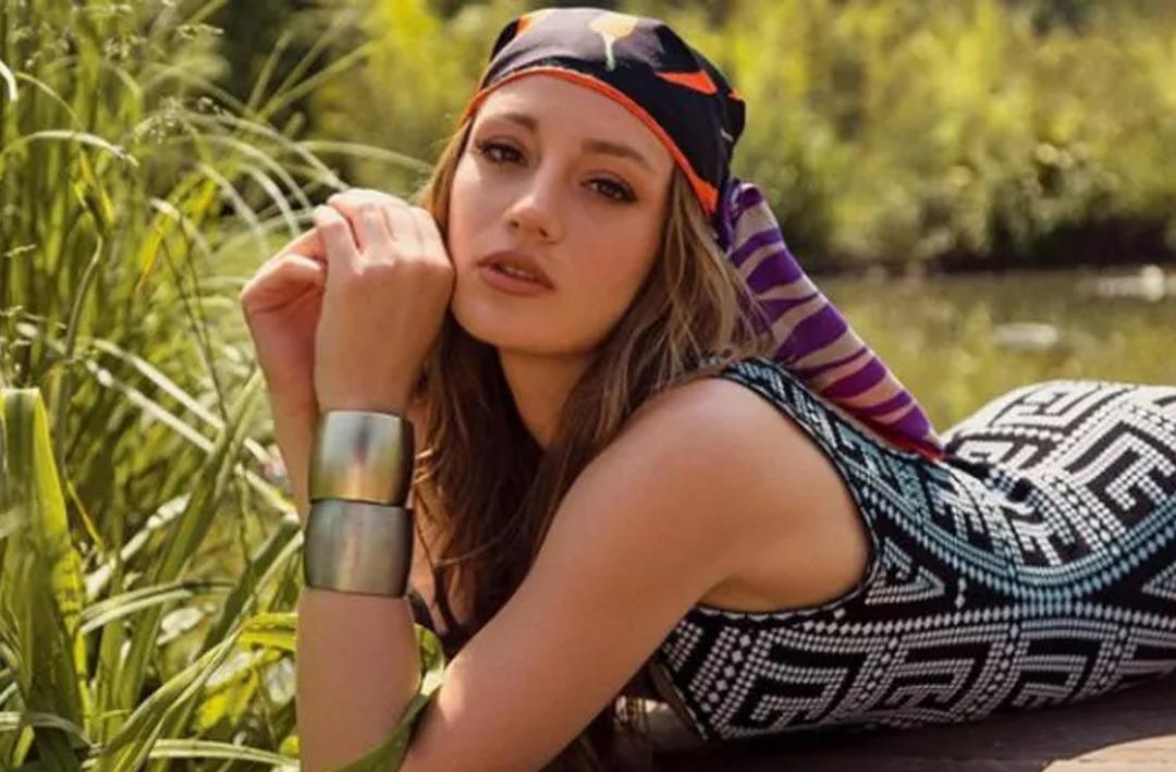 Gizem Karaca Yılbaşı ağacını kurdu! İstanbul'daki l&uuml;ks villasını g&ouml;renler hayran kaldı