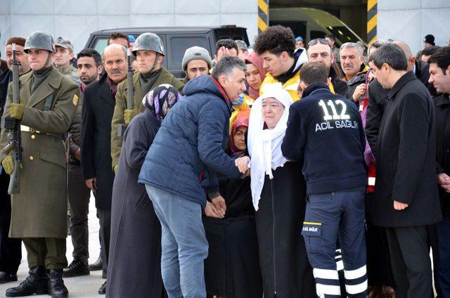 Şehit Karaca'nın kanser annesi, cenazeyi karşılarken fenalık geçirdi