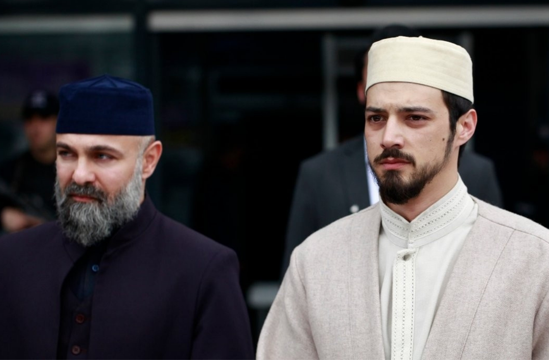 &Uuml;nl&uuml; gazeteci Kızıl Goncalar'da ortaya &ccedil;ıktı! O ismi g&ouml;renler g&ouml;zlerine inanamadı! Yeni b&ouml;l&uuml;m fragmanı sosyal medyayı yıktı! 